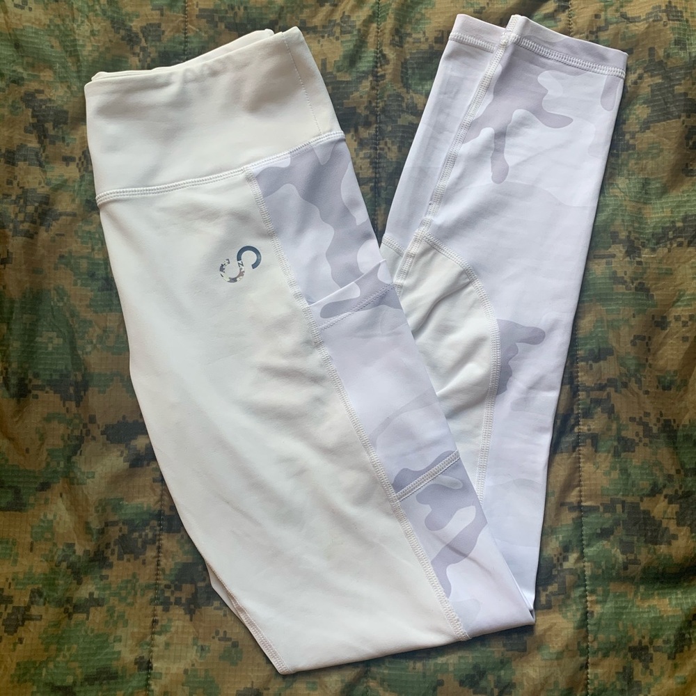 ‼️SOLD‼️ Curves n combatboots Snow Camo Leggings